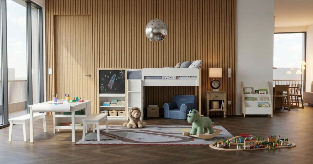 Quarto infantil com paredes revestidas de painéis de madeira e brinquedos no chão
