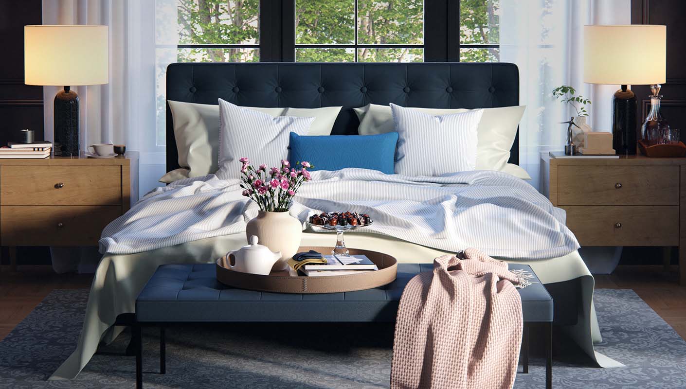 اتاق‌خواب دنج با تخت مرتب و لایه‌های پارچه، بالشتک‌های دکوراتیو و جزئیات گرم داخلی.