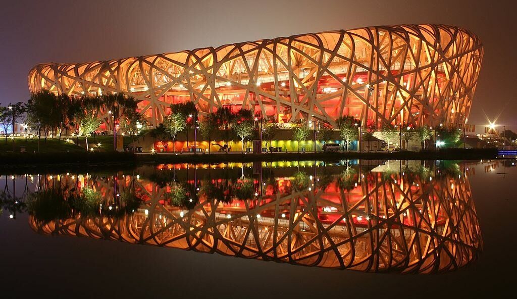 夜间的北京国家体育场红灯亮起