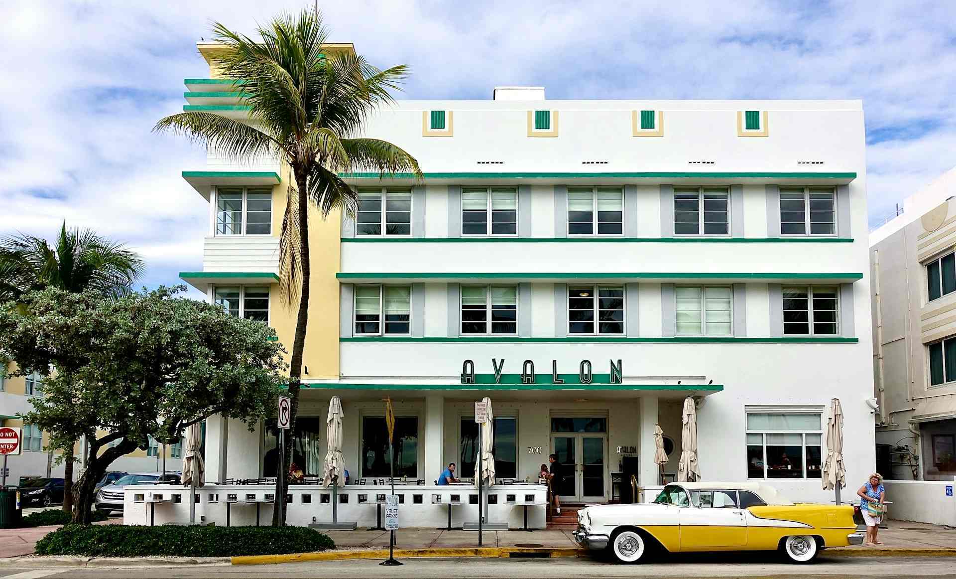 阿瓦隆酒店 (Avalon Hotel) 门前停着一辆黄白相间的经典轿车